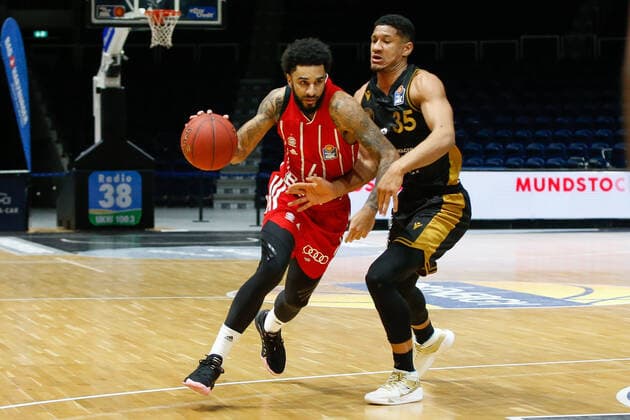 09 03 2021, xgox, basketball, easyCredit BBL, Basketball Loewen Braunschweig FC Bayern Muenchen emspor, v l D J Seeley Bayern, 4 , Karim Jallow Braunschweig, 35 Zweikampf Braunschweig