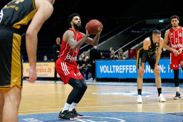09 03 2021, xgox, basketball, easyCredit BBL, Basketball Loewen Braunschweig FC Bayern Muenchen emspor, v l D J Seeley Bayern, 4 Braunschweig