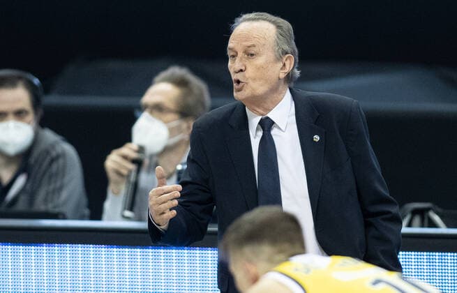 09 03 2021, Berlin, Basketball, 1 Bundesliga, easyCredit BBL, Hauptrunde, 20 Spieltag, Mercedes Benz Arena ALBA Berlin EWE Baskets Oldenburg ALBAs Head Coach Aito Garcia Reneses stands gesticulating at the edge of the court ALBA Berlin EWE Baskets Oldenburg