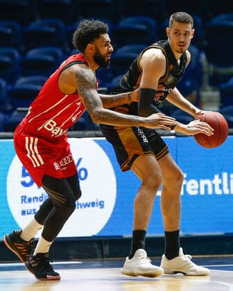 09 03 2021, xgox, basketball, easyCredit BBL, Basketball Loewen Braunschweig FC Bayern Muenchen emspor, v l D J Seeley Bayern, 4 , Lukas Wank Braunschweig, 0 Zweikampf Braunschweig