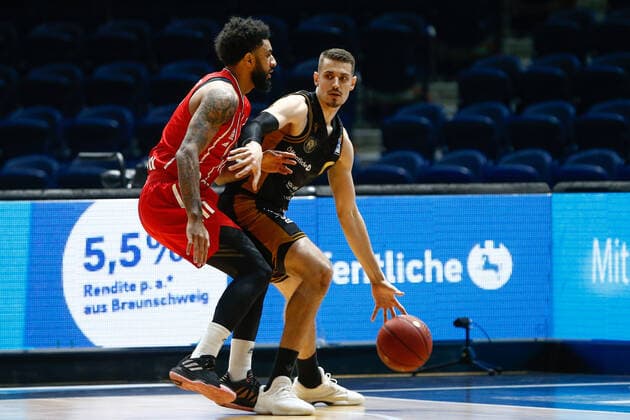 09 03 2021, xgox, basketball, easyCredit BBL, Basketball Loewen Braunschweig FC Bayern Muenchen emspor, v l D J Seeley Bayern, 4 , Lukas Wank Braunschweig, 0 Zweikampf Braunschweig