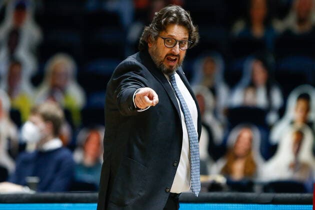 09 03 2021, xgox, basketball, easyCredit BBL, basketball loewen Braunschweig FC Bayern Muenchen emspor, v l Andrea Trinchieri Bayern coach gestures, gives instructions Braunschweig