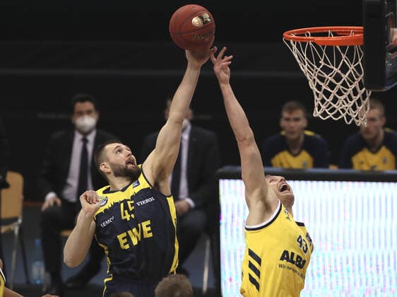 Nathan Boothe, Luke Sikma action game scene duel sports basketball BBL Bundesliga men season 2020 2021 09 03 2021 ALBA Berlin vs EWE Baskets Oldenburg