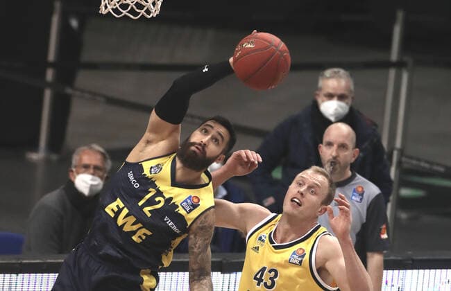 Martin Breunig, Luke Sikma action game scene duel sports basketball BBL Bundesliga men season 2020 2021 09 03 2021 ALBA Berlin vs EWE Baskets Oldenburg