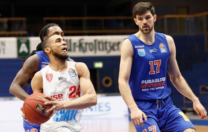 09 03 2021, Basketball, BBL 2020 2021, 18 matchday, Syntainics MBC s Oliver Wuerzburg, GER, Weissenfels, Stadthalle Weissenfels, picture from left Anthony Barber MBC , Cameron Hunt s Oliver Wuerzburg and Aleksandar Marelja MBC Copyright: HMBxMedia xHeikoxBecker