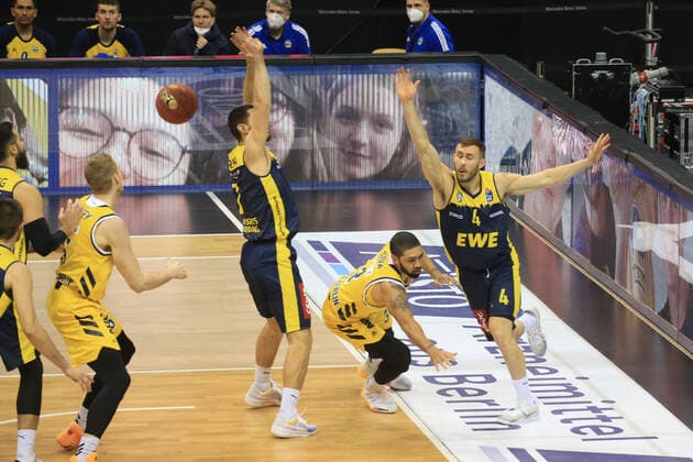 DEU, GER, 1 BBL, ALBA vs OLdenburg, 09 03 2021, Mercedes Benz Arena, Berlin, DEU, GER, 1 BBL, ALBA vs OLdenburg, in picture Peyton Siva ALBA Berlin 3 , Sebastian Herrera Baskets Oldenburg 7 , Keith Hornsby Baskets Oldenburg 4 nordphotoxGmbHx xEngler nph00076