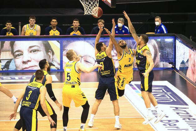 DEU, GER, 1 BBL, ALBA vs OLdenburg, 09 03 2021, Mercedes Benz Arena, Berlin, DEU, GER, 1 BBL, ALBA vs OLdenburg, in picture Peyton Siva ALBA Berlin 3 , Niels Giffey ALBA Berlin 5 , Sebastian Herrera Baskets Oldenburg 7 , Keith Hornsby Baskets Oldenburg 4 nordphotoxGmbHx xEngler nph00076