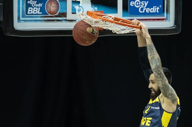 09 03 2021, Berlin, Basketball, 1 Bundesliga, easyCredit BBL, Hauptrunde, 20 Spieltag, Mercedes Benz Arena ALBA Berlin EWE Baskets Oldenburg Martin Breunig of EWE Baskets Oldenburg puts the ball in the basket and hangs on to it ALBA Berlin EWE Baskets Oldenburg