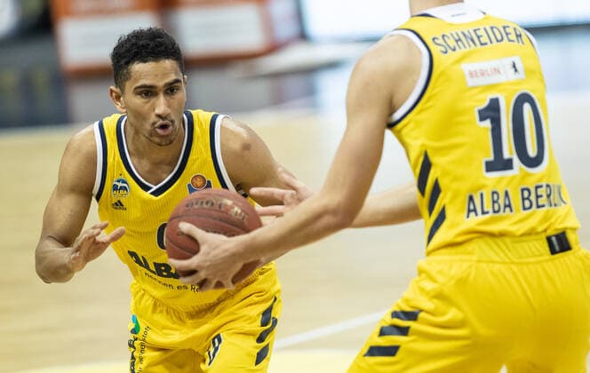 09 03 2021, Berlin, Basketball, 1 Bundesliga, easyCredit BBL, Hauptrunde, 20 Spieltag, Mercedes Benz Arena ALBA Berlin EWE Baskets Oldenburg ALBAs Maodo Lo l takes the ball from teammate Tim Schneider ALBA Berlin EWE Baskets Oldenburg