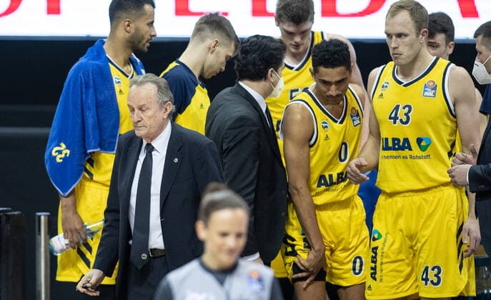 09 03 2021, Berlin, Basketball, 1 Bundesliga, easyCredit BBL, Hauptrunde, 20 Spieltag, Mercedes Benz Arena ALBA Berlin EWE Baskets Oldenburg ALBAs Johannes Thiemann l r , Head Coach Aito Garcia Reneses, Co Coach Israel Gonzalez, Ben Lammers, Maodo Lo, Luke Sikma stand together during the break with serious looks ALBA Berlin EWE Baskets Oldenburg
