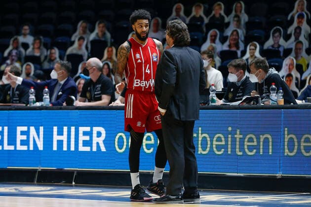 09 03 2021, xgox, basketball, easyCredit BBL, Basketball Loewen Braunschweig FC Bayern Muenchen emspor, v l D J Seeley Bayern, 4 , Andrea Trinchieri Bayern coach Braunschweig.