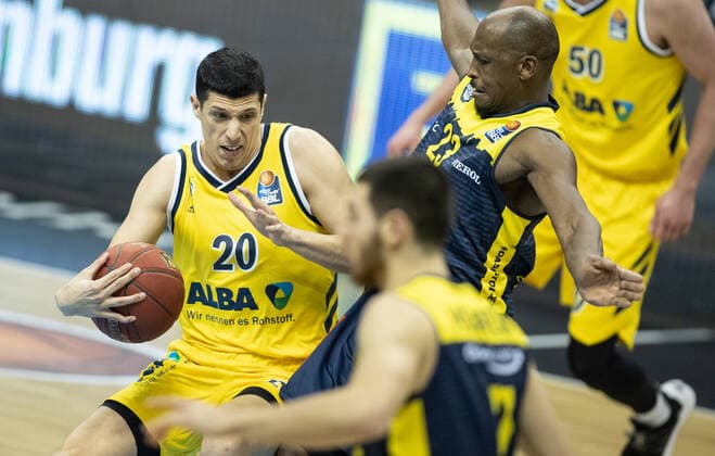 09 03 2021, Berlin, Basketball, 1 Bundesliga, easyCredit BBL, Hauptrunde, 20 Spieltag, Mercedes Benz Arena ALBA Berlin EWE Baskets Oldenburg ALBAs Simone Fontecchio l fights for the ball against Rickey Paulding of EWE Baskets Oldenburg ALBA Berlin EWE Baskets Oldenburg