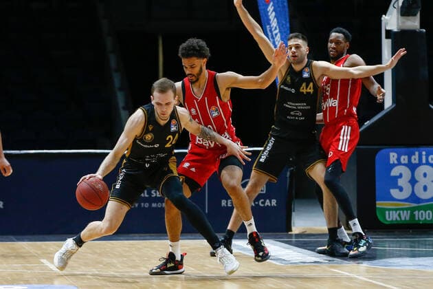 09 03 2021, xgox, basketball, easyCredit BBL, Basketball Loewen Braunschweig FC Bayern Muenchen emspor, v l Arnas Velicka Braunschweig, 24 , Nick Weiler Babb Bayern, 0 Braunschweig