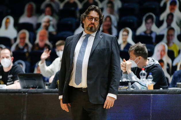 09 03 2021, xgox, basketball, easyCredit BBL, Basketball Loewen Braunschweig FC Bayern Muenchen emspor, v l Andrea Trinchieri Bayern coach disappoints Braunschweig