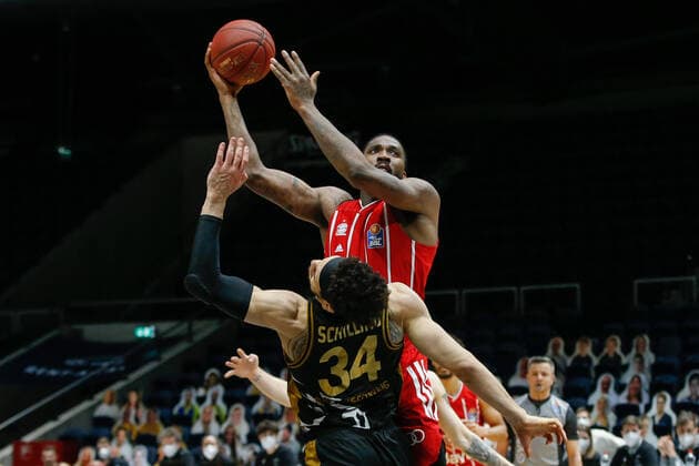 09 03 2021, xgox, basketball, easyCredit BBL, Basketball Loewen Braunschweig FC Bayern Muenchen emspor, v l Jalen Reynolds Bayern, 8 throws a basket Braunschweig