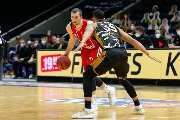 09 03 2021, xgox, basketball, easyCredit BBL, Basketball Loewen Braunschweig FC Bayern Muenchen emspor, v l Paul Zipser Bayern, 16 am Ball Braunschweig