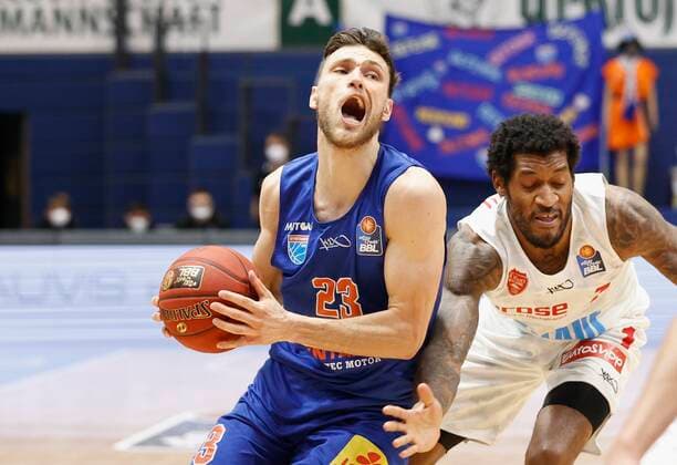 09 03 2021, Basketball, BBL 2020 2021, 18 matchday, Syntainics MBC s Oliver Wuerzburg, GER, Weissenfels, Stadthalle Weissenfels, picture from left Michal Michalak MBC and Perry Jones III s Oliver Wuerzburg Copyright: HMBxMedia xHeikoxBecker