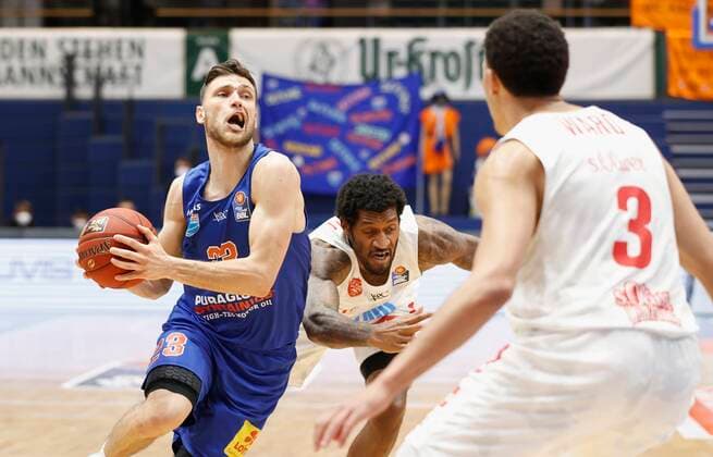 09 03 2021, Basketball, BBL 2020 2021, 18 matchday, Syntainics MBC s Oliver Wuerzburg, GER, Weissenfels, Stadthalle Weissenfels, picture from left Michal Michalak MBC , Perry Jones III s Oliver Wuerzburg and Tyson Ward s Oliver Wuerzburg Copyright: HMBxMedia xHeikoxBecker