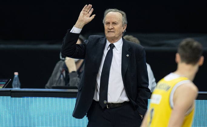 09 03 2021, Berlin, Basketball, 1 Bundesliga, easyCredit BBL, Hauptrunde, 20 Spieltag, Mercedes Benz Arena ALBA Berlin EWE Baskets Oldenburg ALBAs Head Coach Aito Garcia Reneses stands gesticulating at the edge of the court ALBA Berlin EWE Baskets Oldenburg