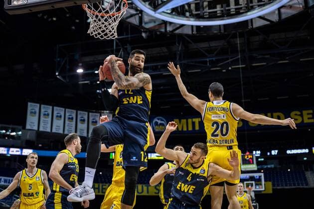 Basketball Berlin 09 03 2021 Season 2020 2021 1 Bundesliga easyCredit BBL Alba Berlin EWE Baskets Oldenburg Martin Breunig Oldenburg, No 12 Simone Fontecchio Alba Berlin, No 20