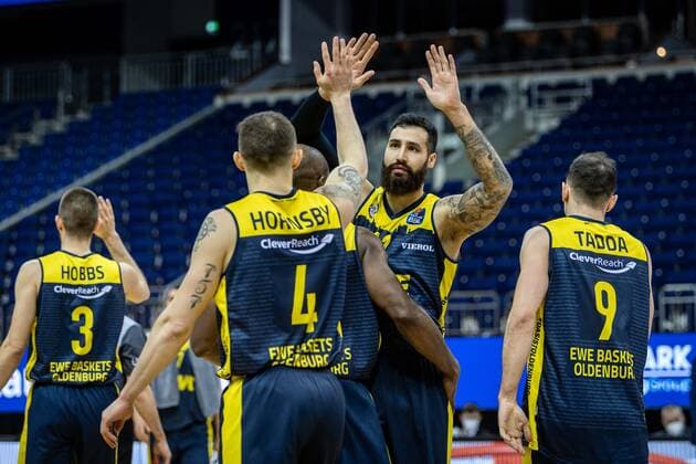 Basketball Berlin 09 03 2021 Season 2020 2021 1 Bundesliga easyCredit BBL Alba Berlin EWE Baskets Oldenburg Martin Breunig Oldenburg, No 12 Rickey Paulding Oldenburg, No 23 undercover Keith Hornsby Oldenburg, No 04 cheer