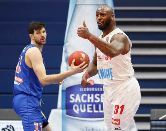 Germany , Weißenfels, Stadthalle Weißenfels, 09 03 2021, emspor, emonline, despor, deonline, SYNTAINICS MBC vs s Oliver Wuerzburg, easyCredit BBL, 18 Spieltag Picture f l Aleksandar Marelja SYNTAINICS MBC and Murphy Holloway s Oliver Wuerzburg after a successful throw Copyright: HMBxMedia JulienxBecker