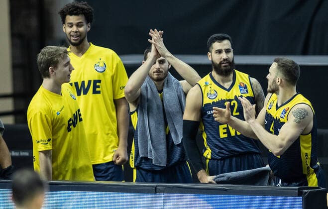 09 03 2021, Berlin, Basketball, 1 Bundesliga, easyCredit BBL, Hauptrunde, 20 Spieltag, Mercedes Benz Arena ALBA Berlin EWE Baskets Oldenburg Keith Hornsby r and Martin Breunig of EWE Baskets Oldenburg clap with teammates ALBA Berlin EWE Baskets Oldenburg after the win.
