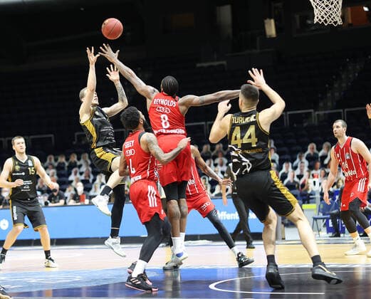 Arnas Velicka Basketball Loewen Braunschweig taking a shot, Jalen Reynolds FC Bayern Muenchen