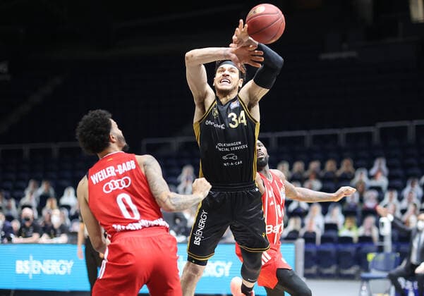 Gavin Schilling Basketball Loewen Braunschweig , Nick Weiler Babb FC Bayern Muenchen