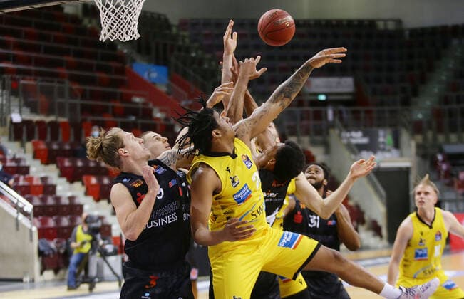 Ludwigsburg , Basketball easyCredit BBL Bundesliga , MHP RIESEN Ludwigsburg vs NINERS Chemnitz , f on left Malte Ziegenhagen Niners Desi Rodriguez Riesen
