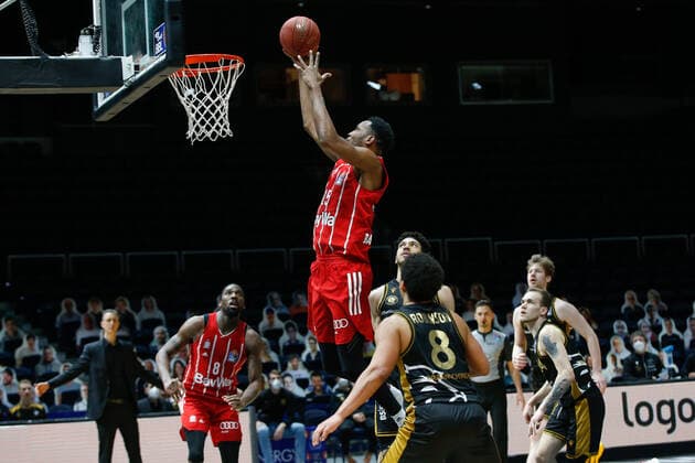09 03 2021, xgox, basketball, easyCredit BBL, Basketball Loewen Braunschweig FC Bayern Muenchen emspor, v l JaJuan Johnson Bayern, 25 throws a basket Braunschweig
