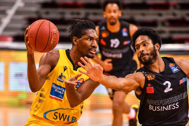 BBL mhp Riesen Ludwigsburg vs Niners Chemnitz 09 03 21 Basketball, BBL, 2020 21 season, mhp Riesen Ludwigsburg in yellow vs Niners Chemnitz in black , Jaleen Smith left vs Terrell Harris, Copyright: xBEAUTIFULxSPORTS TomxBlochx