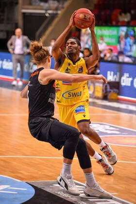 BBL mhp Riesen Ludwigsburg vs Niners Chemnitz 09 03 21 Basketball, BBL, 2020 21 season, mhp Riesen Ludwigsburg in yellow vs Niners Chemnitz in black , Jaleen Smith right vs Malte Ziegenhagen, Copyright: xBEAUTIFULxSPORTS TomxBlochx