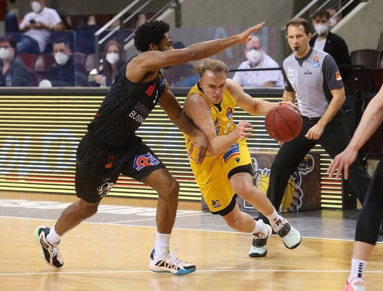 V li Terrell Harris Chemnitz , Lukas Herzog Riesen MHP Riesen Ludwigsburg vs Niners Chemnitz Basketball Bundesliga 2020 2021 Ludwigsburg , GER, 09 03 2021,