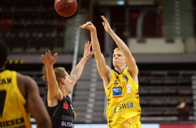 Ludwigsburg , Basketball easyCredit BBL Bundesliga , MHP RIESEN Ludwigsburg vs NINERS Chemnitz , from left Malte Ziegenhagen NINERS Jacob Patrick Riesen