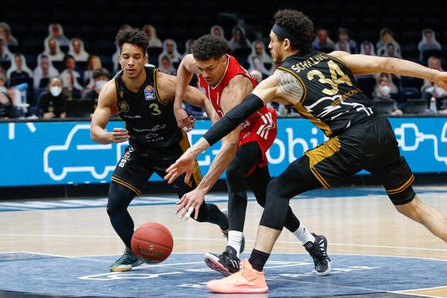 09 03 2021, xgox, basketball, easyCredit BBL, Basketball Loewen Braunschweig FC Bayern Muenchen emspor, v l Garai Zeeb Braunschweig, 3 , Wade Baldwin Bayern, 2 , Gavin Schilling Braunschweig, 34 Zweikampf Braunschweig