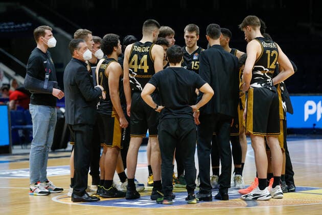 09 03 2021, xgox, basketball, easyCredit BBL, Basketball Loewen Braunschweig FC Bayern Muenchen emspor, v l Braunschweig players after the game Braunschweig