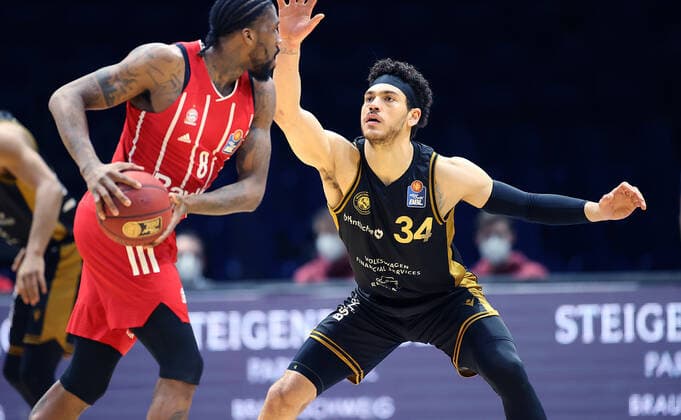Jalen Reynolds FC Bayern Muenchen , Gavin Schilling Basketball Loewen Braunschweig