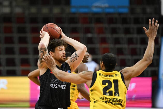 Dominique Johnson Niners Chemnitz in a duel with Tremmell Darden MHP Riesen Ludwigsburg , GER, MHP Riesen Ludwigsburg vs Niners Chemnitz, 09 03 2021, 20 Spieltag easycredit Basketball Bundesliga, Spielzeit 2020 2021 GER, MHP Riesen Ludwigsburg vs Niners Chemnitz, 09 03 2021, 20 Spieltag easycredit Basketball Bundesliga, Spielzeit 2020 2021 Ludwigsburg Copyright: xEibnerxPressefoto MichaelxMemmlerx EP_MMR