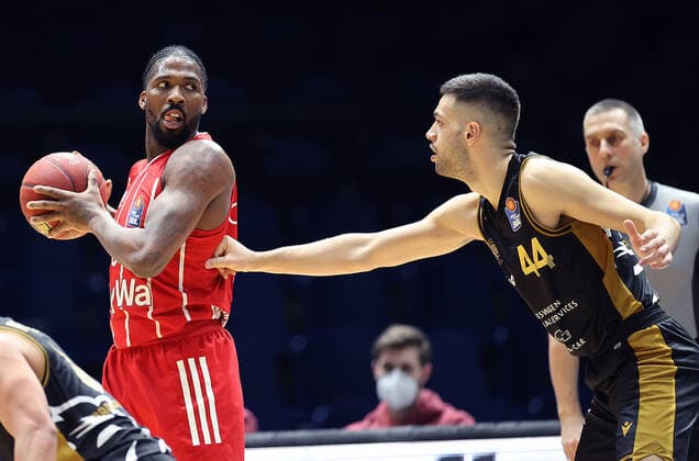 Jalen Reynolds FC Bayern Muenchen , Benedikt Turudic Basketball Loewen Braunschweig