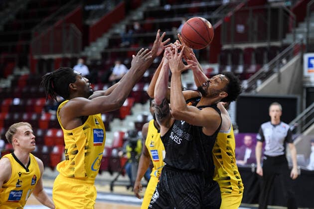 Johnathan Williams Niners Chemnitz in a duel with Jaleen Smith MHP Riesen Ludwigsburg , GER, MHP Riesen Ludwigsburg vs Niners Chemnitz, 09 03 2021, 20 Spieltag easycredit Basketball Bundesliga, Spielzeit 2020 2021 GER, MHP Riesen Ludwigsburg vs Niners Chemnitz, 09 03 2021, 20 Spieltag easycredit Basketball Bundesliga, Spielzeit 2020 2021 Ludwigsburg Copyright: xEibnerxPressefoto MichaelxMemmlerx EP_MMR
