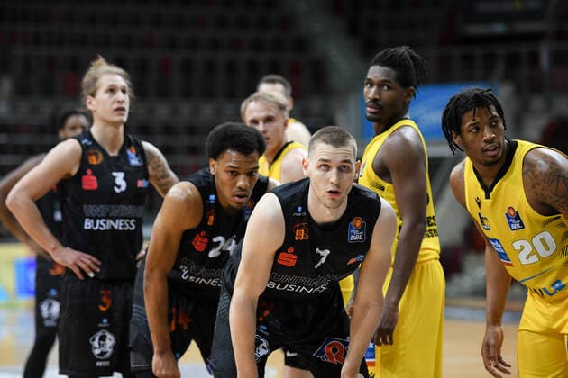 Jonas Richter Niners Chemnitz , George King Niners Chemnitz , Malte Ziegenhagen Niners Chemnitz wait for the ball, Desi Rodriguez MHP Riesen Ludwigsburg and Jaleen Smith MHP Riesen Ludwigsburg defend, GER, MHP Riesen Ludwigsburg vs Niners Chemnitz, 09 03 2021, 20 Spieltag easycredit Basketball Bundesliga, Spielzeit 2020 2021 GER, MHP Riesen Ludwigsburg vs Niners Chemnitz, 09 03 2021, 20 Spieltag easycredit Basketball Bundesliga, Spielzeit 2020 2021 Ludwigsburg Copyright: xEibnerxPressefoto MichaelxMemmlerx EP_MMR