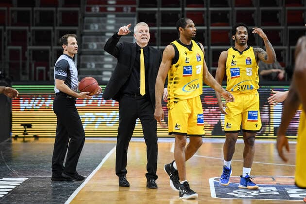 Heacoach John Patrick MHP Riesen Ludwigsburg substitutes Tremmell Darden MHP Riesen Ludwigsburg and Barry Brown Jr MHP Riesen Ludwigsburg, GER, MHP Riesen Ludwigsburg vs Niners Chemnitz, 09 03 2021, 20 Spieltag easycredit Basketball Bundesliga, Spielzeit 2020 2021 GER, MHP Riesen Ludwigsburg vs Niners Chemnitz, 09 03 2021, 20 Spieltag easycredit Basketball Bundesliga, Spielzeit 2020 2021 Ludwigsburg Copyright: xEibnerxPressefoto MichaelxMemmlerx EP_MMR