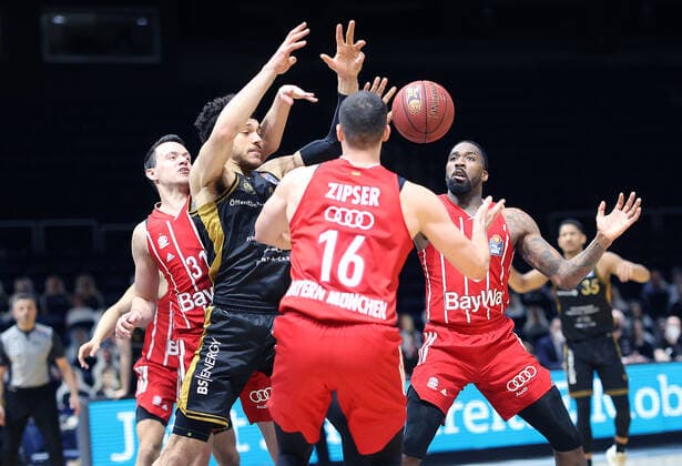 Gavin Schilling Basketball Loewen Braunschweig , Paul Zipser FC Bayern Muenchen , Zan Mark Sisko FC Bayern Muenchen