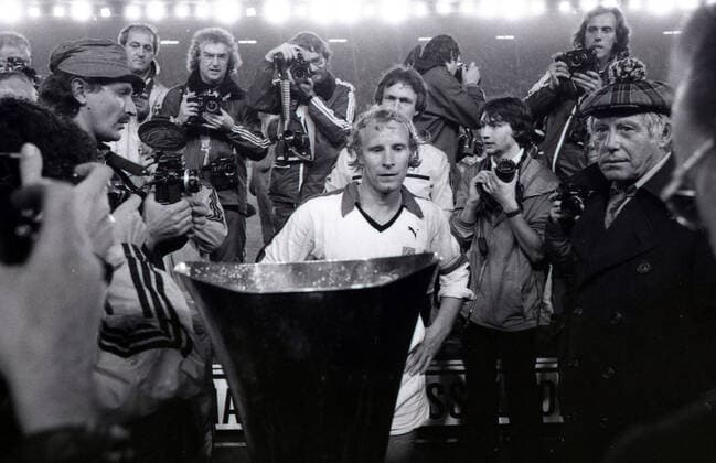 23 05 79 Borussia Mönchengladbach Red Star Belgrade Germany, Düsseldorf, 23 05 1979, Football, UEFA Cup, Final, Borussia Mönchengladbach Red Star Belgrade 1 0 Berti Vogts Borussia Mönchengladbach with the cup