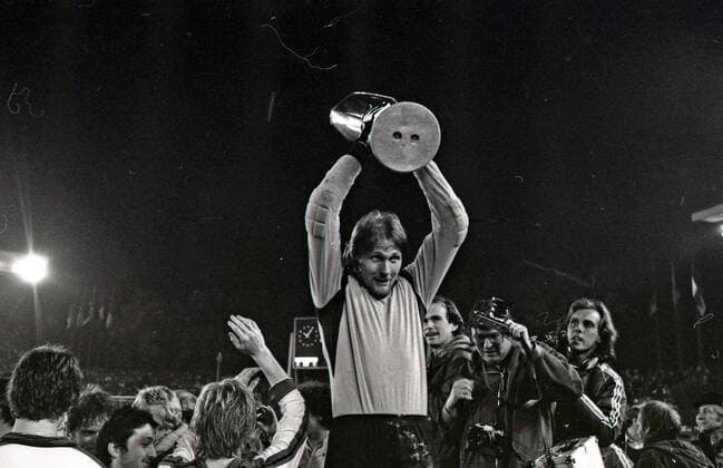 23 05 79 Borussia Mönchengladbach Red Star Belgrade Germany, Düsseldorf, 23 05 1979, Football, UEFA Cup, Final, Borussia Mönchengladbach Red Star Belgrade 1 0 Wolfgang Kneib Borussia Mönchengladbach with the cup