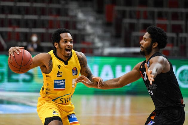 Barry Brown Jr MHP Riesen Ludwigsburg in a duel with Terrell Harris Niners Chemnitz , GER, MHP Riesen Ludwigsburg vs Niners Chemnitz, 09 03 2021, 20 Spieltag easycredit Basketball Bundesliga, Spielzeit 2020 2021 GER, MHP Riesen Ludwigsburg vs Niners Chemnitz, 09 03 2021, 20 Spieltag easycredit Basketball Bundesliga, Spielzeit 2020 2021 Ludwigsburg Copyright: xEibnerxPressefoto MichaelxMemmlerx EP_MMR