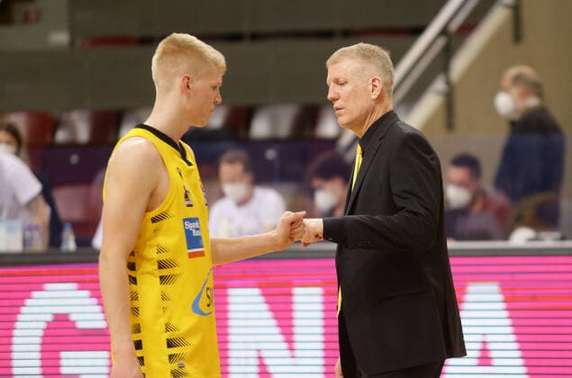 Ludwigsburg , Basketball easyCredit BBL Bundesliga , MHP RIESEN Ludwigsburg vs NINERS Chemnitz , from left Jacob Patrick coach John Patrick Riesen