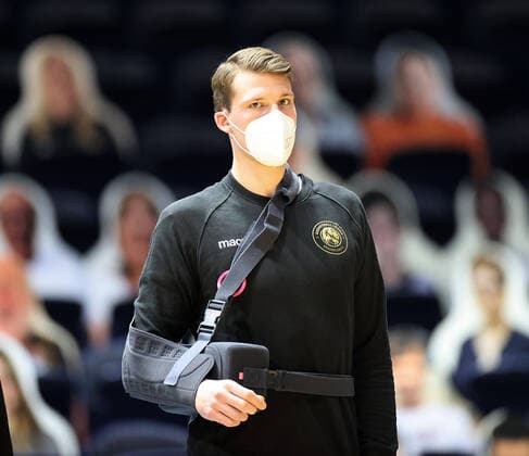 Lukas Meisner Basketball Loewen Braunschweig with shoulder injury