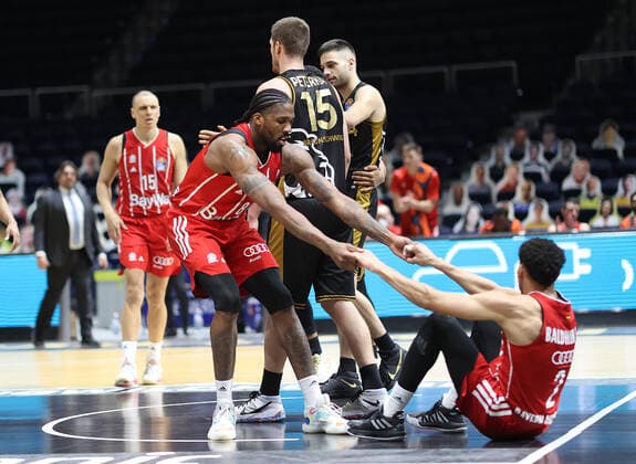 Jalen Reynolds FC Bayern Muenchen pulls Wade Baldwin FC Bayern Muenchen from the ground